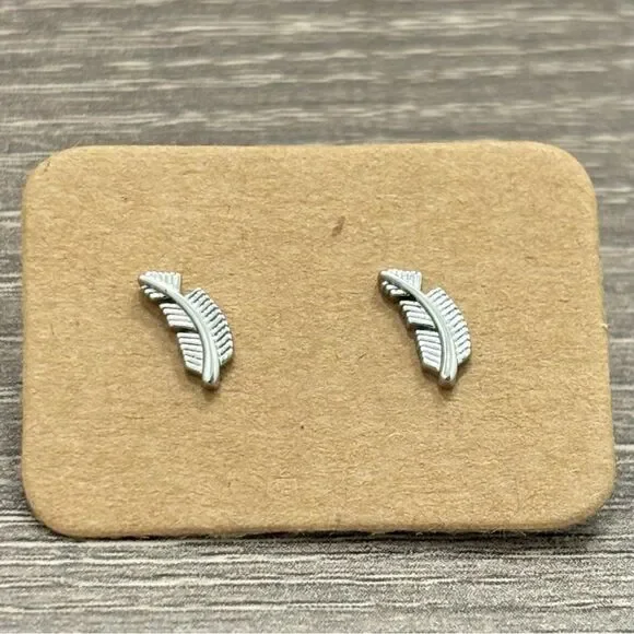 NEW! Tiny Feather Earrings Silver - Picture 4 of 8